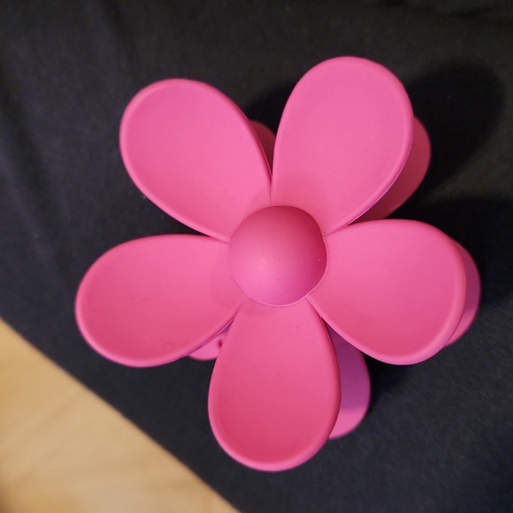 Pink flower hair clip - Picture 5 of 7